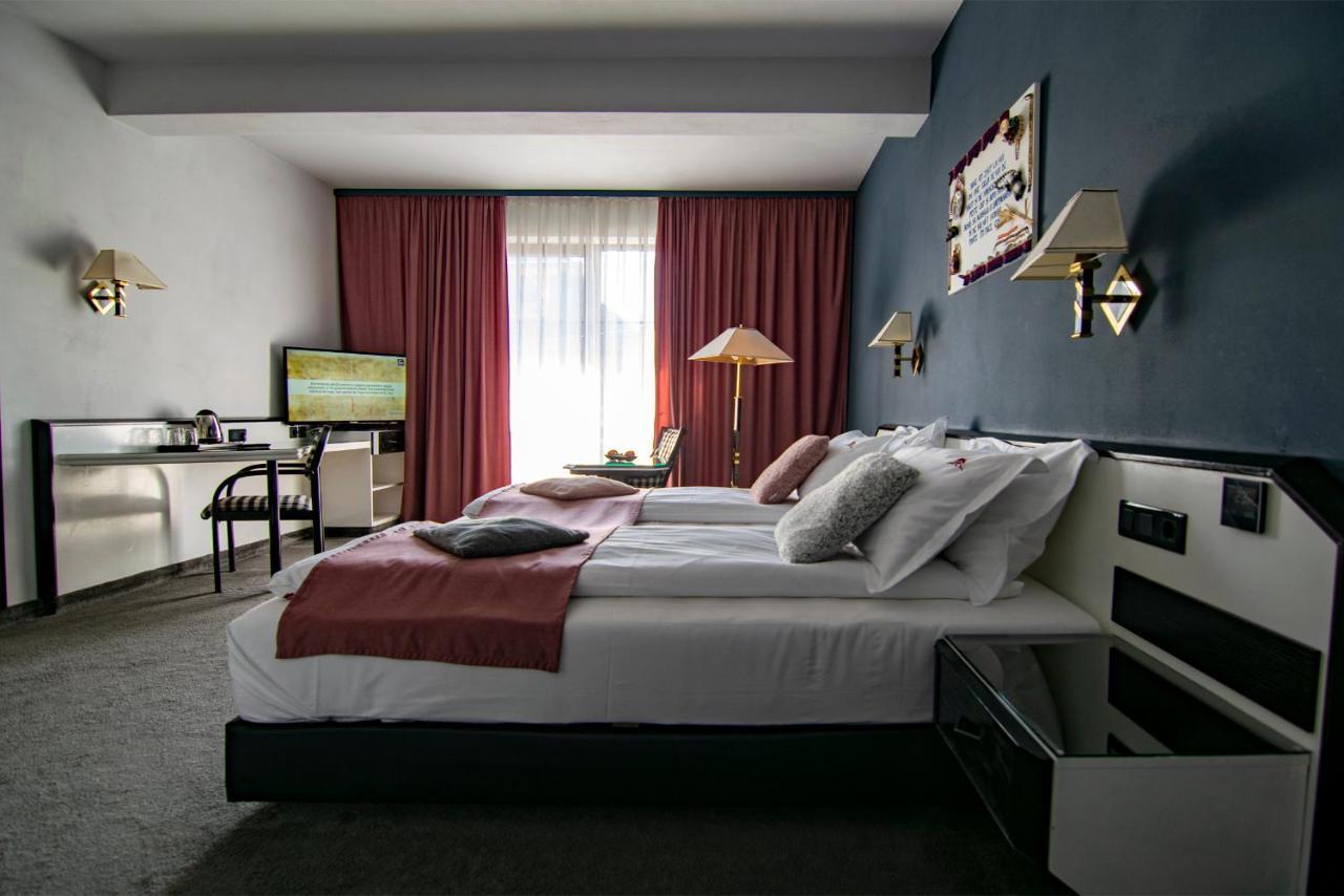 La Conacul Vesel Hotell Săpînţa Exteriör bild