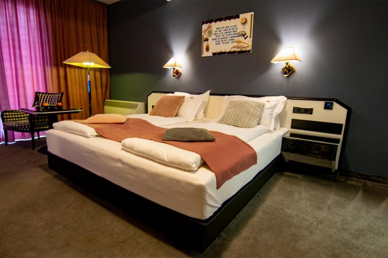 La Conacul Vesel Hotell Săpînţa Exteriör bild