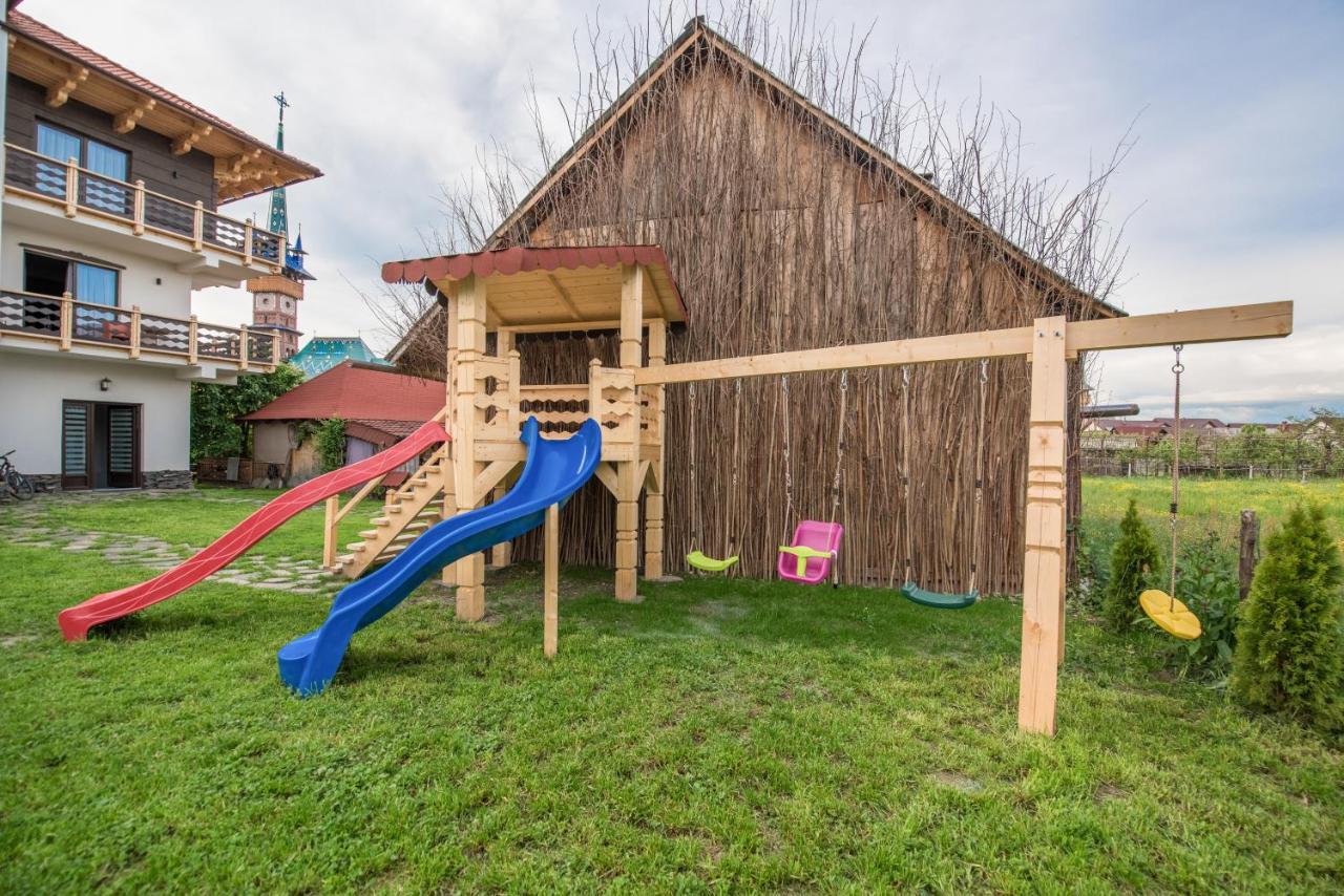 La Conacul Vesel Hotell Săpînţa Exteriör bild